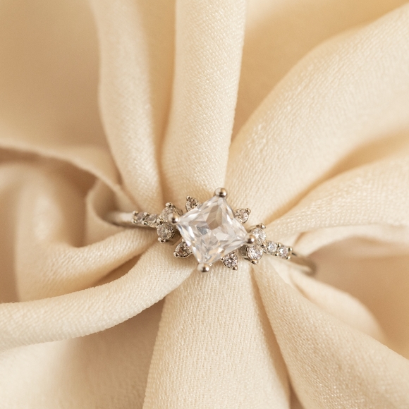 Sparkling Stone Ring - Picture 4 of 6